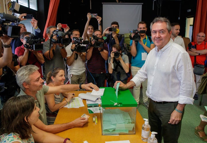El candidato del PSOE a la presidencia de la Junta de Andalucía, Juan Espadas, introduce en la urna el sobre con su papeleta ejerciendo su derecho al voto en un colegio electoral de Sevilla.