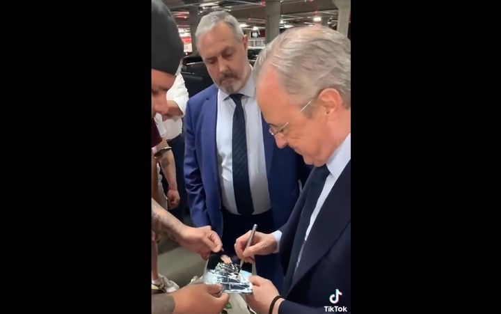 Florentino firmando un autógrafo a un aficionado.