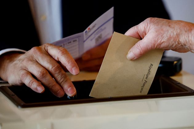 Ce dimanche 19 juin, les Français sont appelés aux urnes pour le second tour des élections législatives (photo d'illustration prise à Vire, dans le Calvados, où vote la Première ministre Élisabeth Borne).