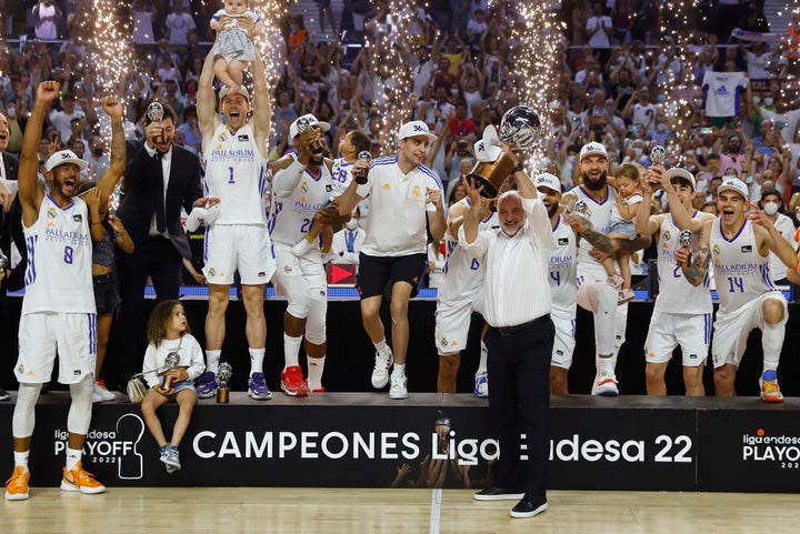 Pablo Laso levanta el título de Liga.
