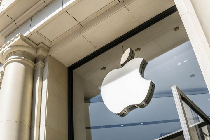 BARCELONA, CATALONIA, SPAIN - 2022/04/26: American multinational technology company Apple logo seen at its store entrance in Barcelona, Spain. (Photo by Thiago Prudencio/SOPA Images/LightRocket via Getty Images)