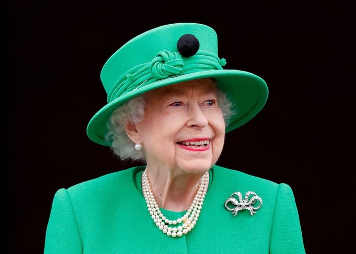 エリザベス女王、亡き父ジョージ6世と微笑み合う76年前のショットが尊すぎる | ハフポスト WORLD