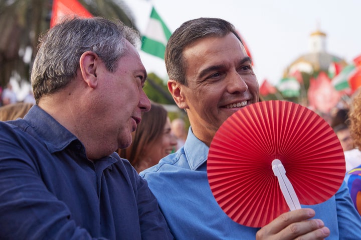 Pedro Sánchez y Juan Espadas, el pasado 17 de junio, en un mitin en Sevilla.