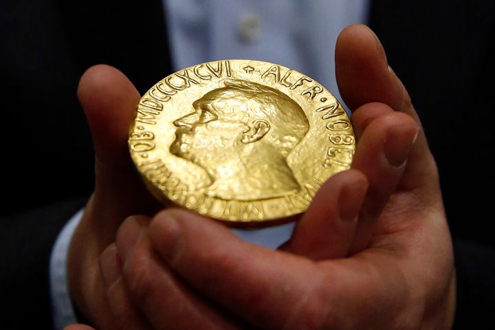 بيدر أولي بيورن فوسا ، من النرويج ، حائز على ميدالية جائزة نوبل للسلام عام 1936 في بالتيمور ، 27 مارس 2014 ، وهي ثاني جائزة نوبل للسلام تُطرح في المزاد.