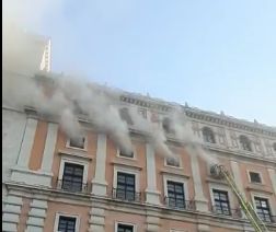 Columnas de humo saliendo del Alcázar de Toledo.