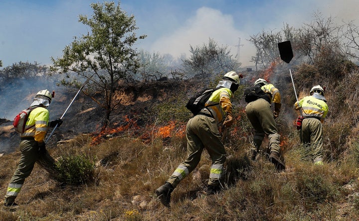 Bomberos de Bizkaia participan en los trabajos para extinguir el fuego en las cercanías de la localidad de Ujué (Navarra).
