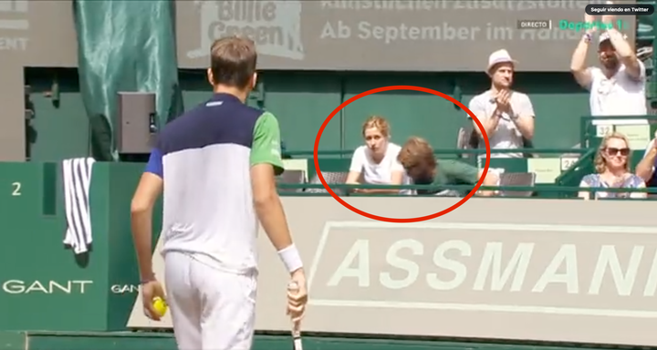 Momento en que el tenista se enfrenta a su entrenador.