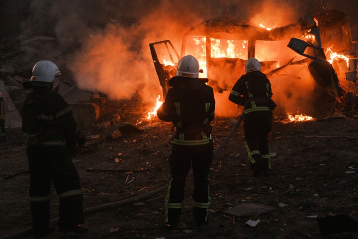 Bomberos apagan un fuego en Mykolaiv, Ucrania, el 18 de junio, tras un ataque ruso.