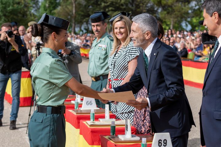 El ministro del Interior, Fernando Grande-Marlaska, felicita y entrega su certificado a Mayte Eboli Vázquez Medina que ha obtenido el puesto número uno de la 127 promoción de la Academia de Guardias Civiles de Baeza (Jaén).