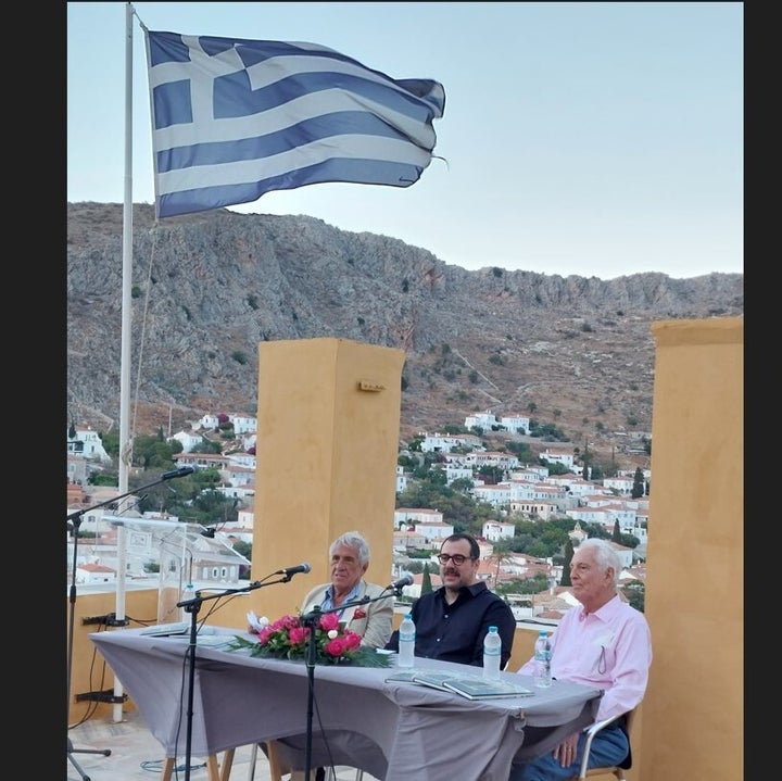 (Από αριστερά) Αδωνις Κύρου, Αγγελος Ρέντουλας και Ρόμπερτ Μακέιμπ στην βεράντα της ιστορικής οικίας Λ. Κουντουριώτη