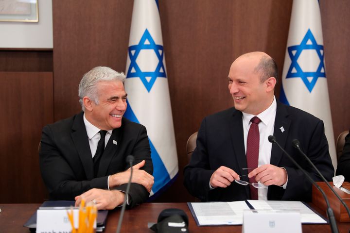 Ο Ισραηλινός πρωθυπουργός Naftali Bennett, δεξιά, και ο υπουργός Εξωτερικών Yair Lapid παρευρίσκονται σε μια συνεδρίαση του υπουργικού συμβουλίου στο γραφείο του πρωθυπουργού στην Ιερουσαλήμ, Κυριακή 19 Ιουνίου 2022. (Abir Sultan/Pool Photo via AP)