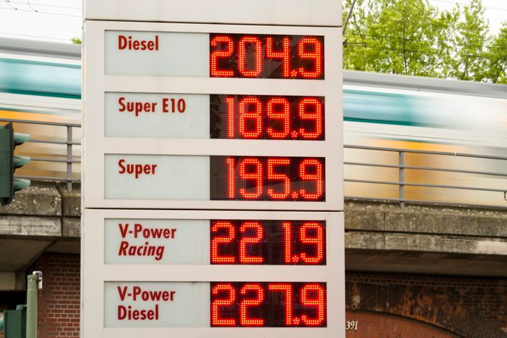 Ταμπέλα με τις τιμές καυσίμων σε βενζινάδικο και στο Βερολίνο, Γερμανία, Κυριακή, 19 Ιουνίου 2022.