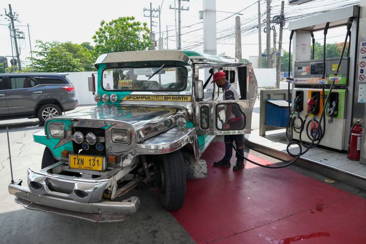 Ένας οδηγός jeep ανεφοδιάζει το όχημά του σε ένα πρατήριο βενζίνης στην πόλη Quezon City των Φιλιππίνων τη Δευτέρα, 20 Ιουνίου 2022. Σε όλο τον κόσμο, οι οδηγοί βλέπουν τους αριθμούς στην αντλία βενζίνης και επανεξετάζουν τις συνήθειες και τα οικονομικά τους. (AP Photo/Aaron Favila)