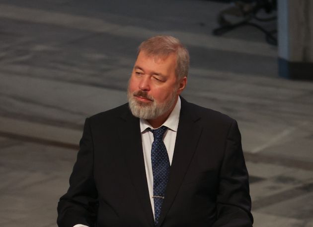 Dmitri Mouratov, ici lors de la cérémonie du prix Nobel de la paix à l'hôtel de ville d'Oslo en Norvège, le 10 décembre 2021.