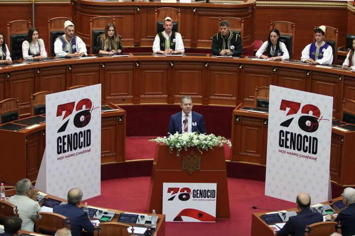 Τίρανα - Αλβανία 20 Ιουνίου 2022 Ο ηγέτης του Κόμματος για τη Δικαιοσύνη, την ενσωμάτωση και την Ενότητα Shpetim Idrizi μιλά στο κοινοβούλιο κατά την εκδήλωση για την 78 επέτειο της «γενοκτονίας» των τσάμηδων.