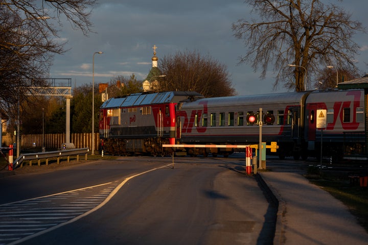 Un tren de Kaliningrado entra en Kybartai, Lituania, el pasado 16 de abril.