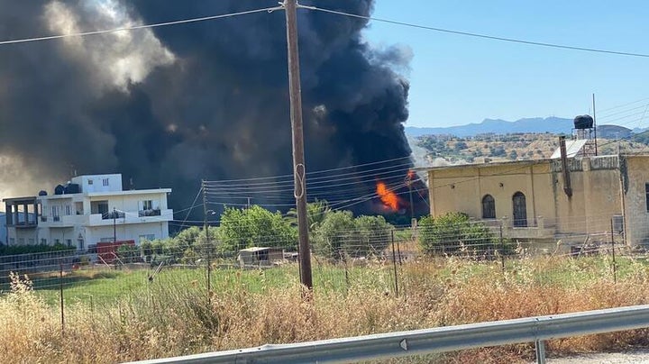 Μεγάλη φωτιά εκδηλώθηκε πριν λίγη ώρα, στο Ηράκλειο, σε επιχείρηση στην περιοχή των Μαλάδων,