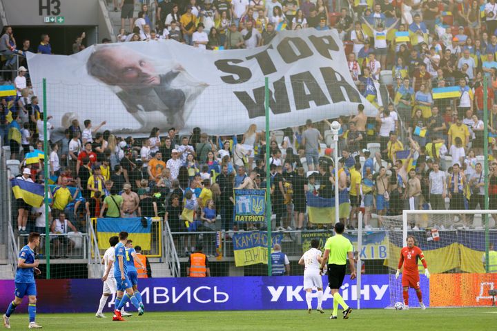 Οι οπαδοί της Ουκρανίας με πανό "Stop War" στις εξέδρες κατά τη διάρκεια του αγώνα ποδοσφαίρου της UEFA Nations League μεταξύ Ουκρανίας και Αρμενίας, στο Λοτζ της Πολωνίας, Σάββατο 11 Ιουνίου 2022. (AP Photo/Michal Dyjuk)