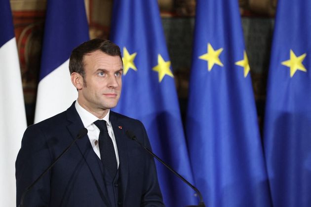 Emmanuel Macron lors d'une conférence de presse à Naples, le 27 février