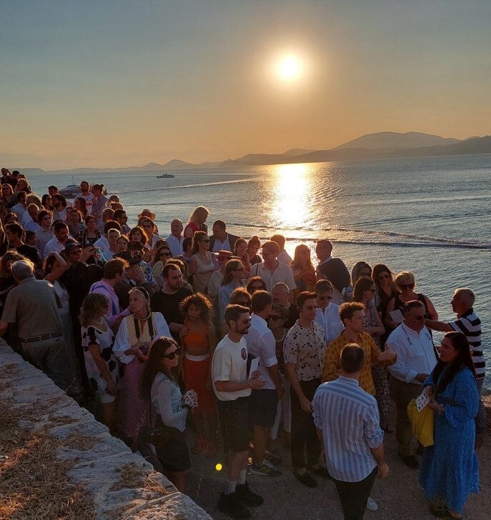 Προσκυνητές για δόσεις σύγχρονης τέχνης στο ηλιοβασίλεμα.