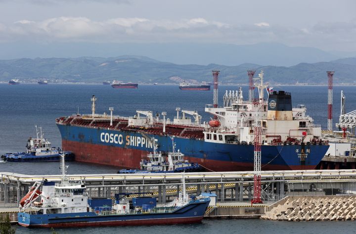 Το δεξαμενόπλοιο Yang Mei Hu που ανήκει στην COSCO Shipping δένει στον τερματικό σταθμό αργού πετρελαίου Kozmino στην ακτή του κόλπου Nakhodka κοντά στο λιμάνι της πόλης Nakhodka, Ρωσία, 13 Ιουνίου 2022. REUTERS/Tatiana Meel