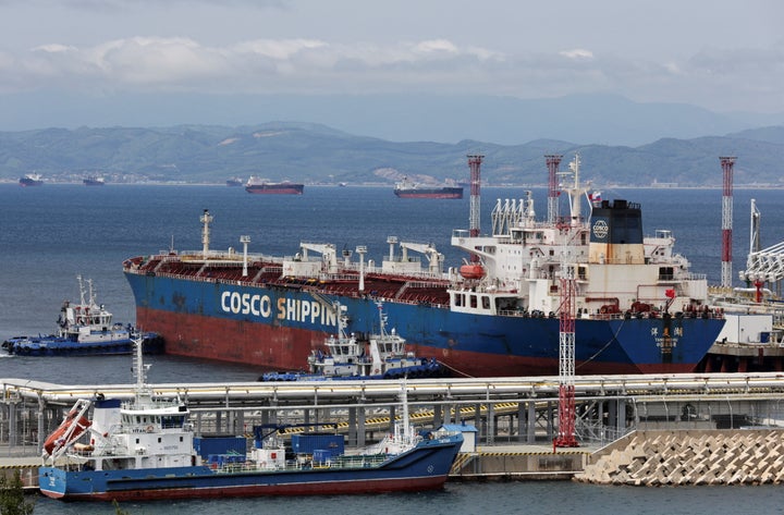 Το δεξαμενόπλοιο Yang Mei Hu που ανήκει στην COSCO Shipping δένει στον τερματικό σταθμό αργού πετρελαίου Kozmino στην ακτή του κόλπου Nakhodka κοντά στο λιμάνι της πόλης Nakhodka, Ρωσία, 13 Ιουνίου 2022. REUTERS/Tatiana Meel