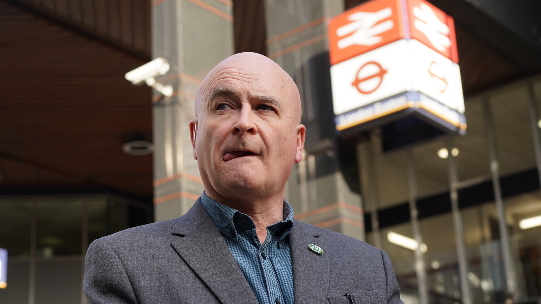 RMT's Mick Lynch Praised By Hugh Laurie For 'Cleaning Up' During His Media Rounds - Vimarsana News