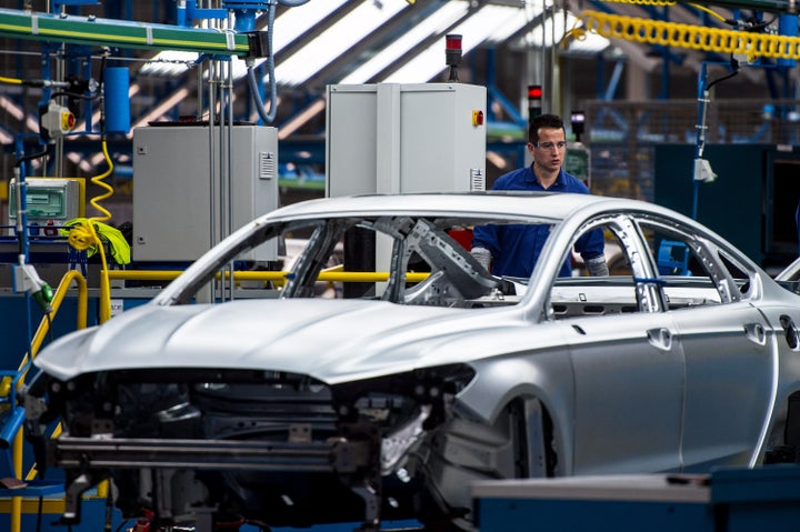 Un empleado de la planta de Ford en Almussafes (Valencia), en una imagen de archivo.
