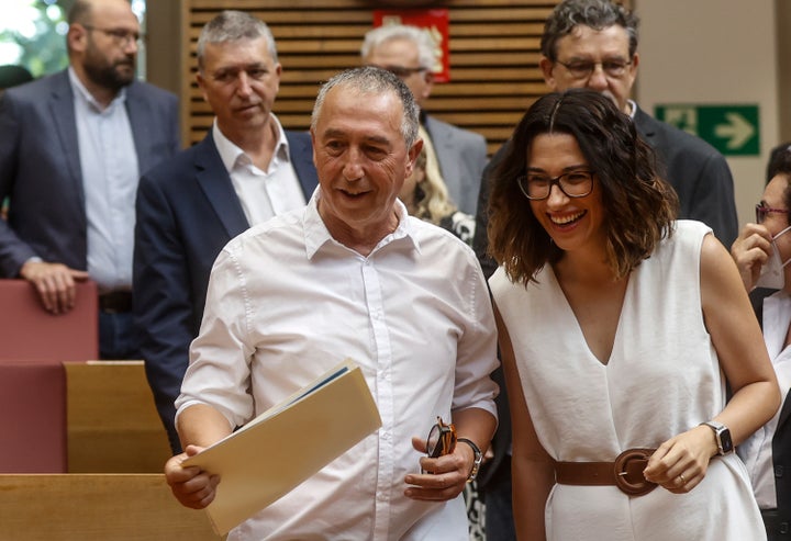 Aitana Mas, junto al portavoz parlamentario de Compromís, Joan Baldoví.