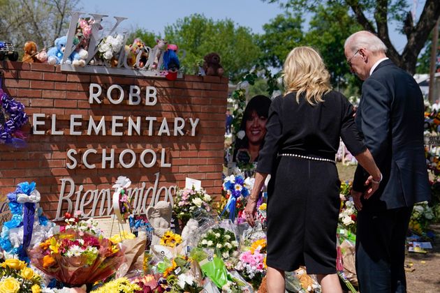 Joe et Jill Biden devant l'école primaire Robb d'Uvalde, au Texas, après la tuerie du 24 mai 2022 qui a fait 21 morts dont 19 enfants.