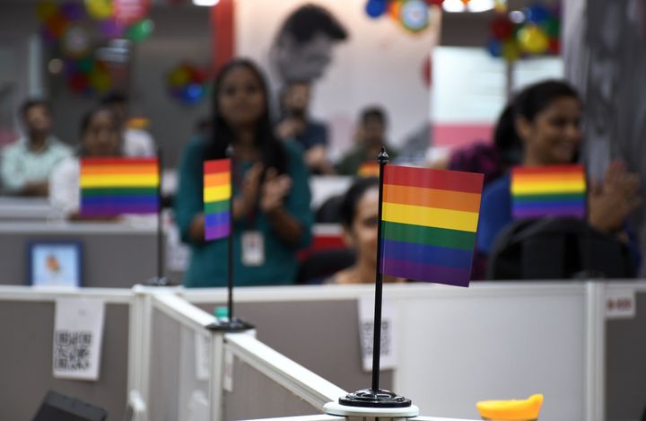 Banderas arcoiris en una oficina