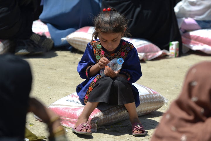 Una niña desplazada interna recibe ayuda proveniente de China en un centro de ayuda a refugiados de Kabul, el pasado 8 de junio.