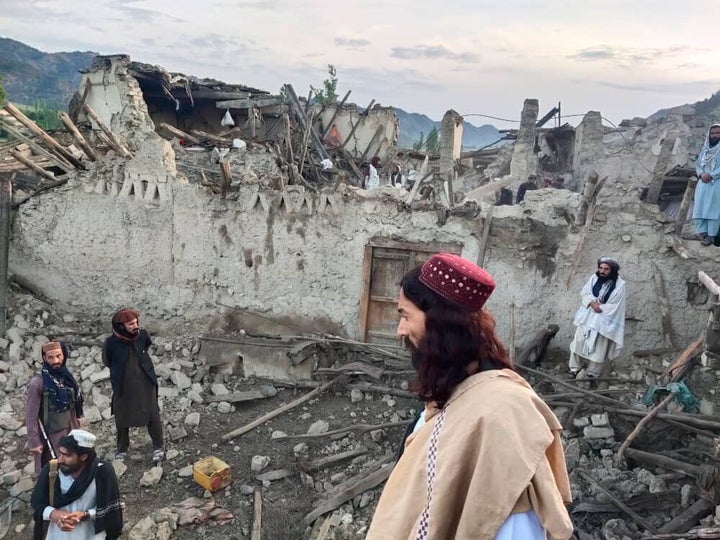 Población local revisa la destrucción causada por el terremoto en la provincia de Paktika