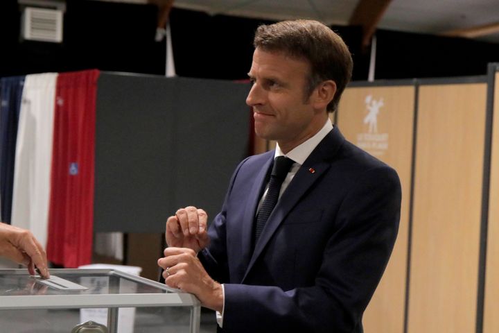 O Εμανουέλ Μακρόν μπροστά στην κάλπη των βουλευτικών εκλογών - που δεν του έκανε το χατίρι... - στις 19 Ιουνίου 2022. (AP Photo/Michel Spingler, Pool)