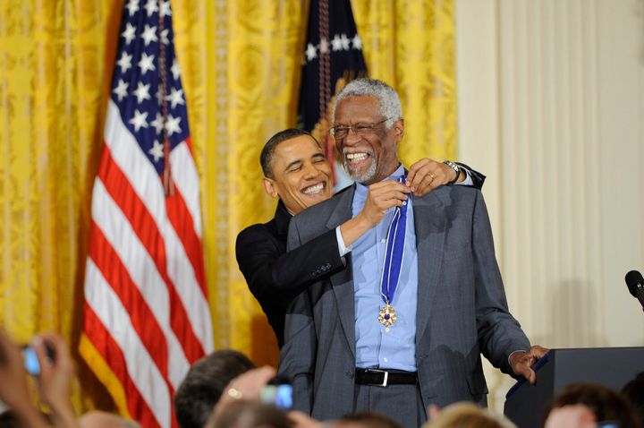 El presidente Barack Obama entrega la Medalla Presidencial de la Libertad a Russell en 2010.