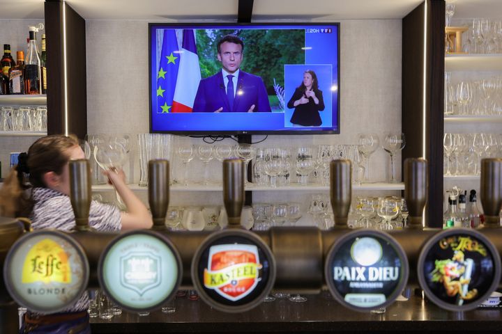 Μια τηλεοπτική οθόνη σε ένα μπαρ δείχνει τον Γάλλο Πρόεδρο Eμανουέλ Μακρόν ενώ απευθύνεται στο έθνος, στο Καμπρέ της Γαλλίας, 22 Ιουνίου 2022. REUTERS/Pascal Rossignol