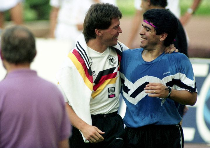 Ο Ντιέγο Μαραντόνα με τον αρχηγό της Δυτικής Γερμανίας, Λόταρ Ματέους, στην προπόνηση πριν τον τελικό του 14ου Παγκοσμίου Κυπέλλου της FIFA στο Ολύμπικο της Ρώμης, το Σάββατο 7 Ιουλίου, 1990.