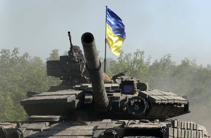 Un tanque ucraniano, en pleno frente del