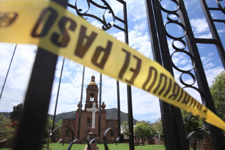 La iglesia San Francisco Javier donde asesinaron a dos sacerdotes jesuitas y un guía de turistas el lunes, en el estado de Chihuahua (México).