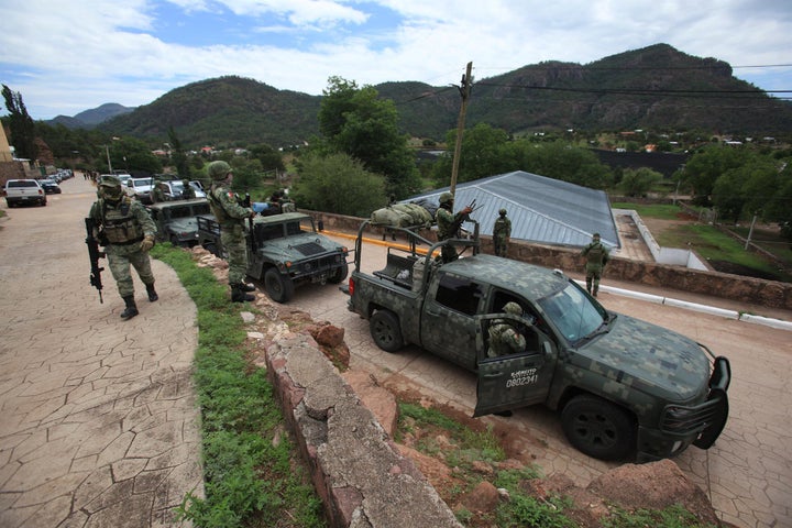 Personal del Ejercito Mexicano en la zona donde asesinaron a dos sacerdotes jesuitas y un guía de turistas el lunes en el poblado de Cerocahui, municipio de Urique, (México).