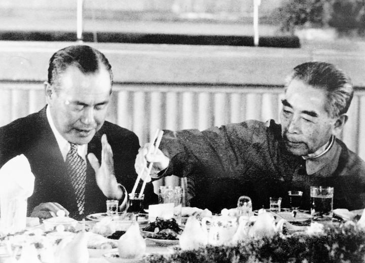 歓迎夕食会で田中首相（左）に料理を勧める周恩来首相（北京の人民大会堂にて/1972年9月25日）