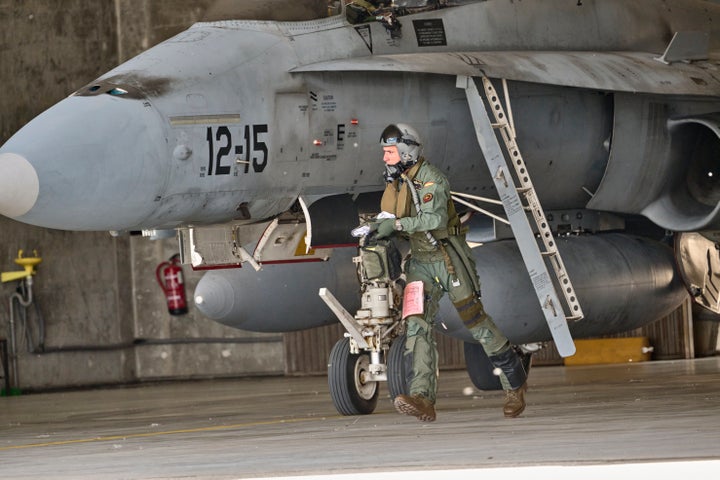 Un piloto español se prepara para despegar en una patrulla de la OTAN, en la Base de Torrejón de Ardoz (Madrid), en una imagen de archivo.