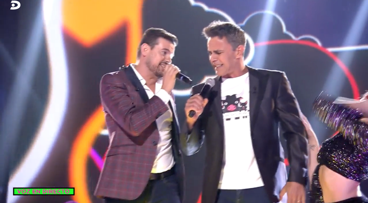 El cantante Raúl y el colaborador Alonso Caparrós, en el 'Sálvame Mediafest'.