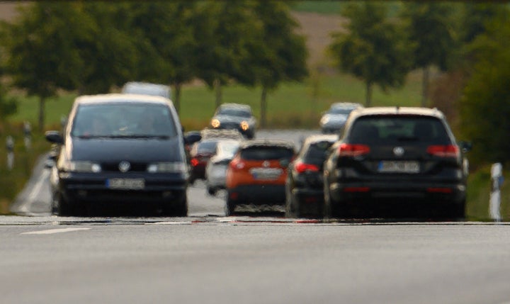 夏場の車内はとても暑くなる(イメージ写真)