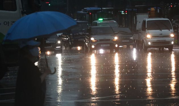 23일 오후 서울 종로구 광화문 네거리 일대에서 차량들이 전조등을 켠 채 운행하고