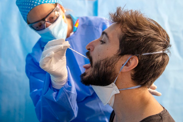 Una sanitaria haciendo una prueba PCR.