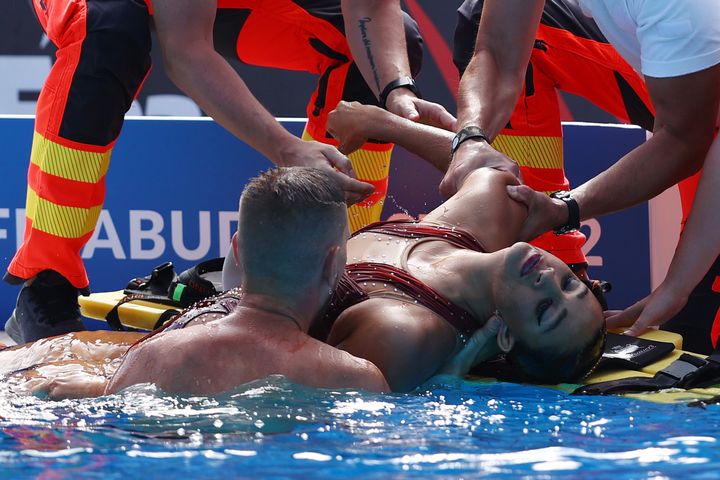La nadadora estadounidense Anita Alvarez se desmaya bajo el agua en el Campeonato Mundial, salvada por el entrenador