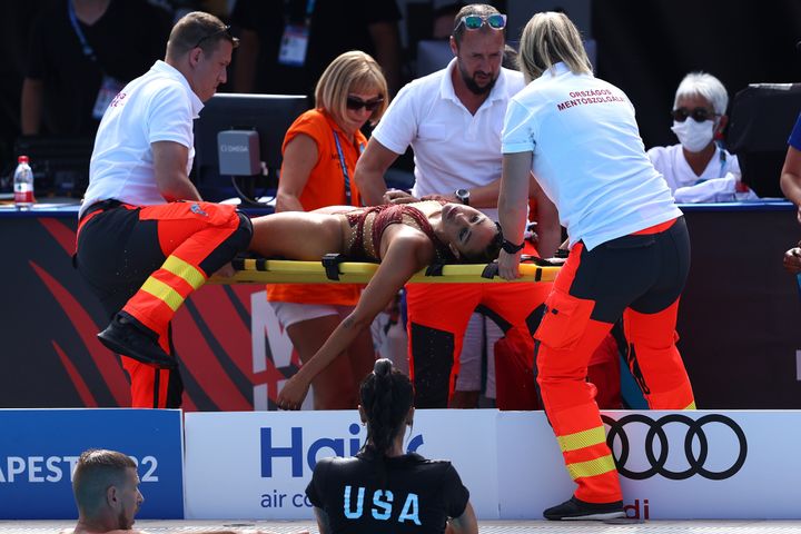 La nadadora estadounidense Anita Alvarez se desmaya bajo el agua en el Campeonato Mundial, salvada por el entrenador