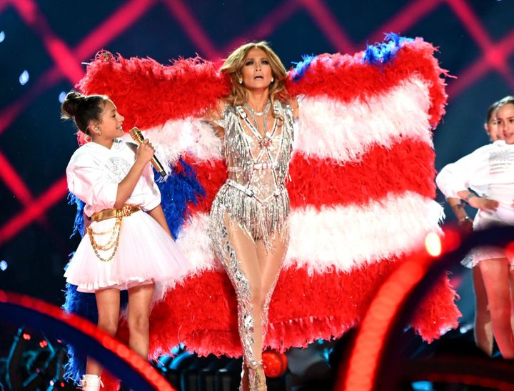 Emme y Jennifer Lopez durante la actuación en la Super Bowl en 2020.