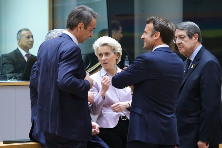 Στιγμιότυπο από την έναρξη της συνόδου κορυφής της ΕΕ. Ο Κυριάκος Μητσοτάκης συνομιλεί με τον Εμανουέλ Μακρόν υπό το βλέμμα του Νίκου Αναστασιάδη.